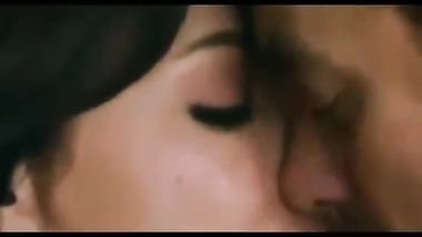 قبلات وأحضان ومشاهد ساخنة في مسلسلات رمضان