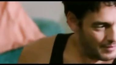 قبلات وأحضان ومشاهد ساخنة في مسلسلات رمضان