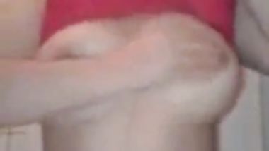 بتكلم عشيقها وتصورلو فيديو