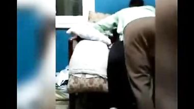 يستغل غياب اهله و هما مش في البيت و يمارس الجنس مع اخته