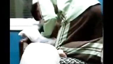 يستغل غياب اهله و هما مش في البيت و يمارس الجنس مع اخته