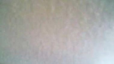 شابة جميلة تمص وتتناك في بيت فلاحي