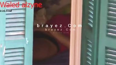 يتجسس على جارته وهي نايمة وفاتحة الشباك