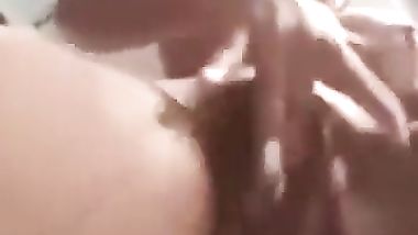 مصرية تلعب في كسها لحد ما تنزل العسل
