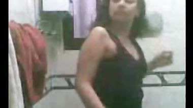 يتجسس على اخته وهي بتقلع