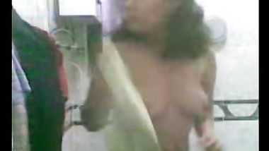 يتجسس على اخته وهي بتقلع