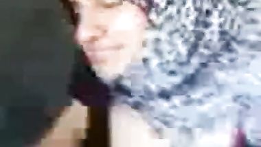 مصمة محجبة في الجامعة
