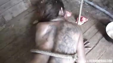 امرأة محبوسة تتعامل كل وحوش