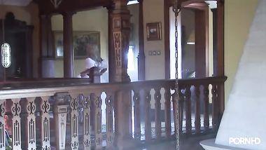 رجل ثرى مع امرأتان