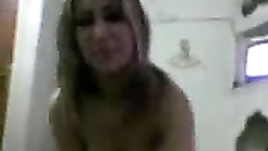 السورية توشة تنتاك بالغرفة