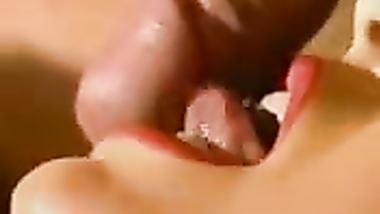 يفاجئها خلال نومها بإير على وجهها