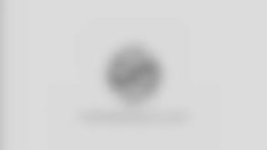 بنت صغيرة تفشخ ضرب علي طيزها