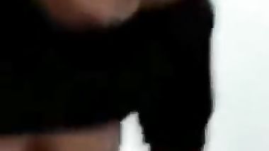 مصرية تصور نفسها بالكام وهى بتدعك فى بزها وتحط صبعها ف