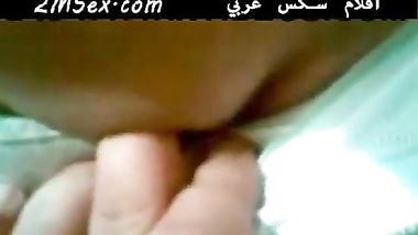 مصرية جامدة حبيبها بيلعلب فى كسها بصباعه