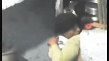 يزنق جارته المليانة تحت السلم و تفعيص و نيك و بوس