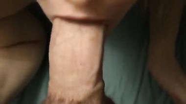 شرموطة تمص زوبر و تفشخه مص و لعب ببوقها