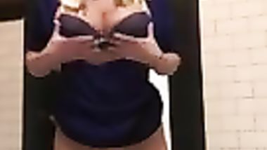 شرموطة تلعب و تدعك و تفرك كسها