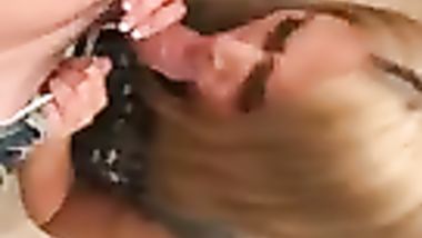 شرموطة صغيرة تفشخ زوبره مص