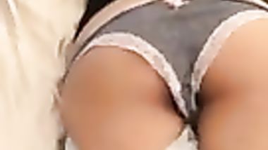 يخليها نايمة و يقلعها و ينكها و يفشخها