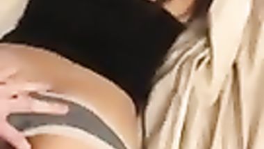 يخليها نايمة و يقلعها و ينكها و يفشخها