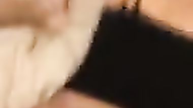 يخليها نايمة و يقلعها و ينكها و يفشخها