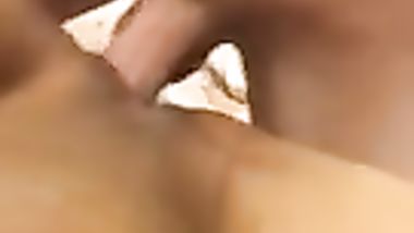 يخليها نايمة و يقلعها و ينكها و يفشخها