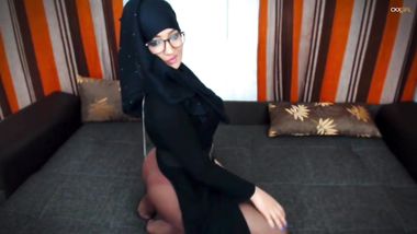 محجبة ذى القمر بتلعب فى نفسها