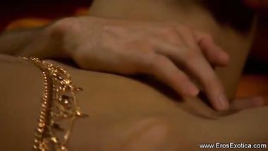 شاب نياك يتمتع بلحس و نيك كس الشقراء الذي كان يقطر بعسل