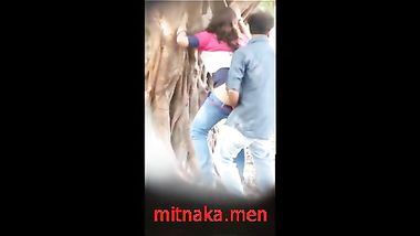 تصوير خفي لشاب ينيك بنت تحت شجرة من طيزها المليان