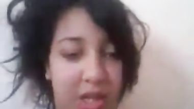 قحبة مغربية عارية تدخل الزب المطاطي في كسها و تقول لحبي