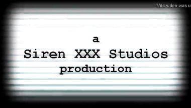 العاهرة الساخنة تستمع مع سكس ثلاثي زب في كسها وزب في فم