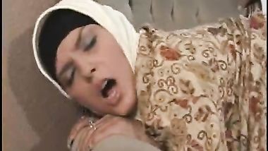 أمص زب زوجي حبيبي ثم أركبه له بكسي الاحمر المحلوق و أتن