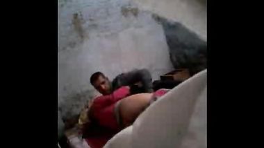 يستغل غياب اهله ويضحك على اخته ويفشخها نيك وهى تبكى ساعة كاملة