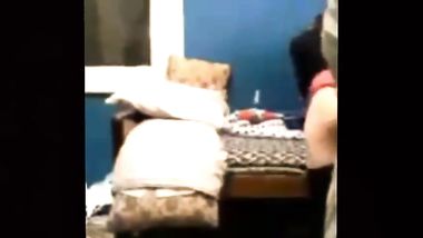 مزة مصريه 18 سنه تتناك من صاحب اخوها من ورا بس وتصرخ من الوجع