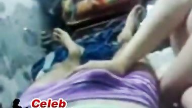 شاب يعزم حبيبته الى غرفته في السطح و ينيكها بطريقة رومانسية مهيجة