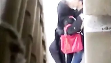 أمين شرطة زانق مرات البواب الوتكة تحت السلم و يقلعها و يفرشها و يجيبهم