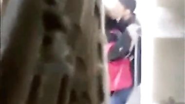 أمين شرطة زانق مرات البواب الوتكة تحت السلم و يقلعها و يفرشها و يجيبهم