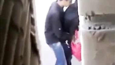 أمين شرطة زانق مرات البواب الوتكة تحت السلم و يقلعها و يفرشها و يجيبهم