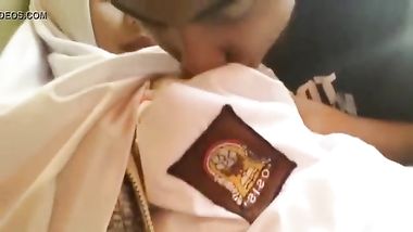 محجبة تتعرى و تظهر بزازها الجميلة التي يلعب بها زبونها و يقرص لها حلمت