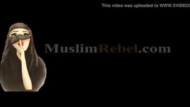 طيز عملاقة و بزاز ضخمة و منقبة مليانة تتعرى أمام الكاميرا