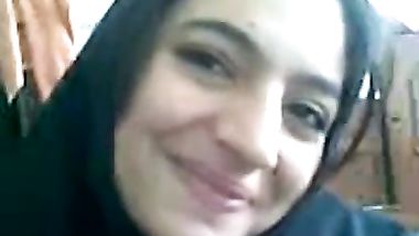 سكس حقيقي ينيك فيه الرجل الممحون فتاة البيضاء الناعمة من كسها و طيزها