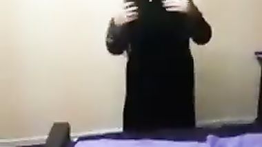 شرموطة سورية تخلع وتجهز للنيك -
