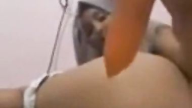 الابن يحوي صاحبة امه الجميلة