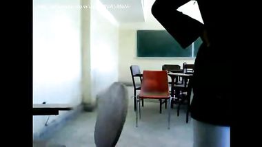 استاد جامعي ينيك طالبته في فترة الاستراحة هما شغالين