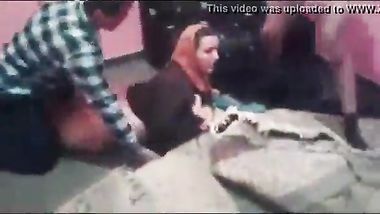 ينيك امه و يقول لها انت جميلة