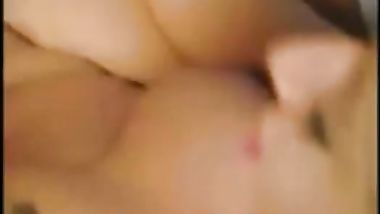 منضفة غرف تدخل لغرفة فتجد رجل بدو من ينيك فانكها