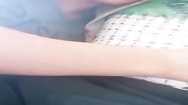 عشيقها وخدها ف حضنه ونازل تفريش ومص ف بزازها وتهيج ع اخرها حصرى