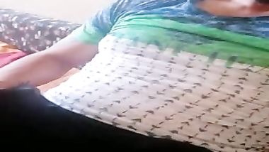 عشيقها وخدها ف حضنه ونازل تفريش ومص ف بزازها وتهيج ع اخرها حصرى