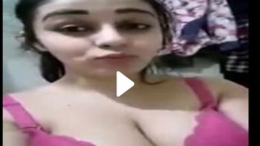 شرموطه تلعب ف بزازها وتهيج تدلع عشيقها