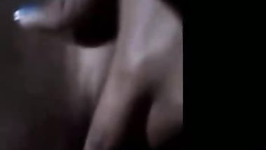 شرموطه تلعب ف بزازها وتتصور ملط لحبيبها وتدعك ف كوسها ونيك فاجر حصرى